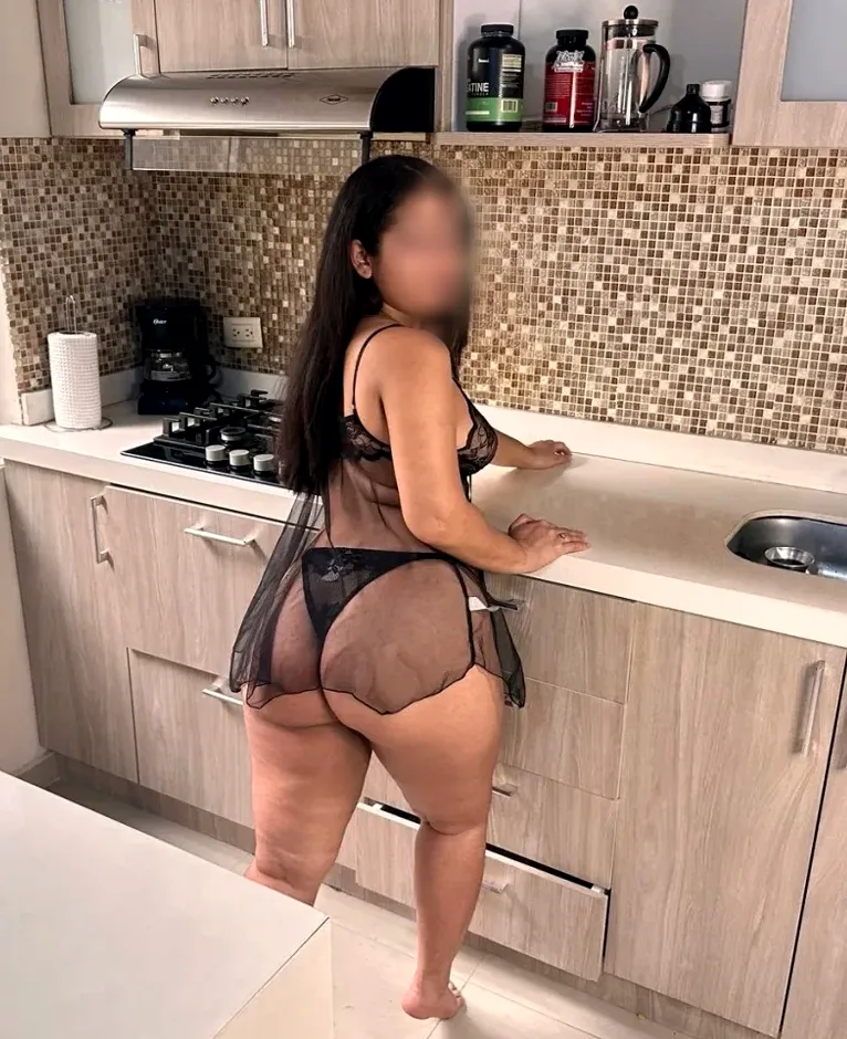 Zeynep, 23